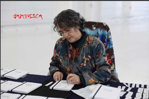 Japonesca realizando la caligrafía en directo de nombre en japonés